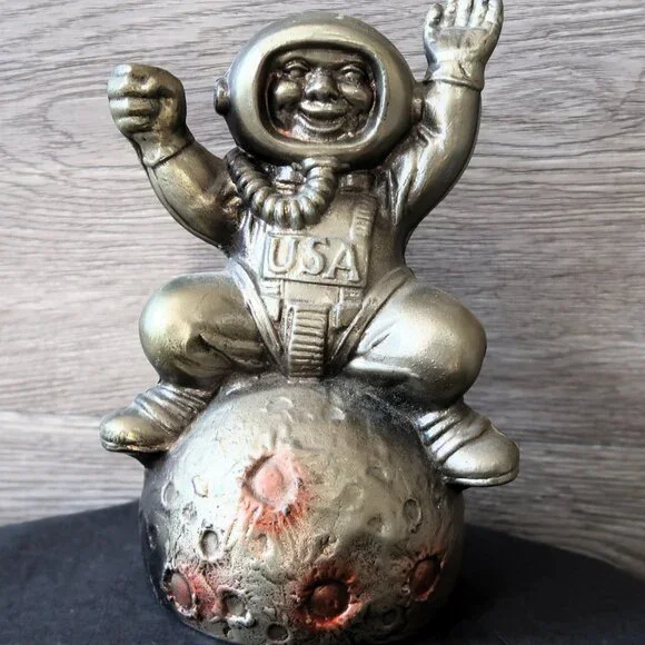 Vintage Astronaut Cast Metal Coin Bank "Man Sit and Wave on the Moon" July 1969 - Picture 8 of 12